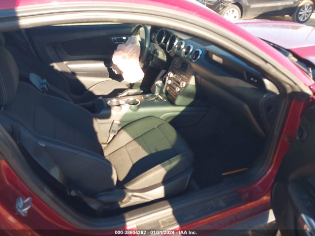 38604362 :رقم المزاد ، 1FA6P8AM1H5264161 vin ، 2017 Ford Mustang V6 مزاد بيع