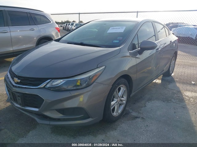 Chevrolet Cruze Lt Auto 2018 1G1BE5SM7J7151569 Image 2