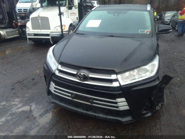 2018 TOYOTA HIGHLANDER XLE VIN: 5TDJZRFH6JS561510