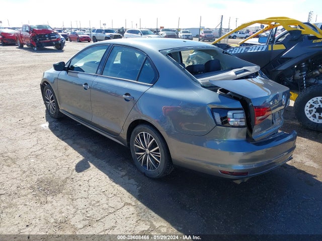3VWB67AJ2JM212238 Volkswagen Jetta 1.4t Se/1.4t Wolfsburg Edition