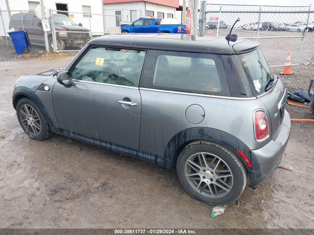 2010 MINI COOPER WMWMF3C56ATZ26621 Photo 2