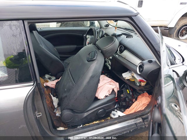 2010 MINI COOPER WMWMF3C56ATZ26621 Photo 4