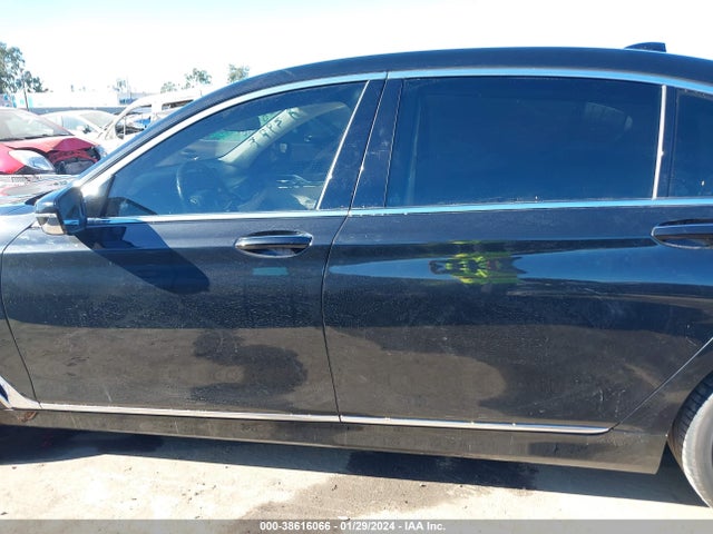 WBA7F0C5XJGM23940 BMW 750i