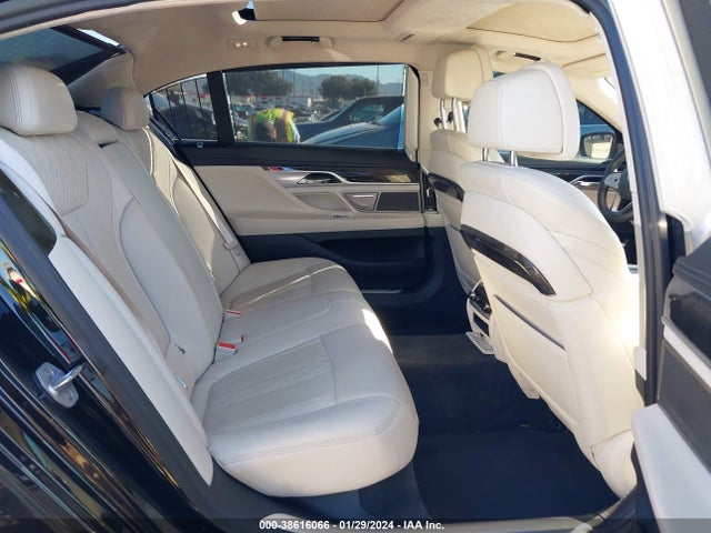 WBA7F0C5XJGM23940 BMW 750i