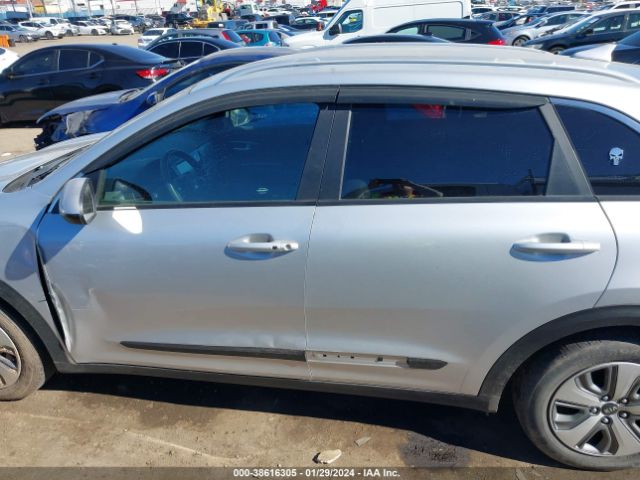 KNDCB3LC6K5243641 KIA NIRO LX