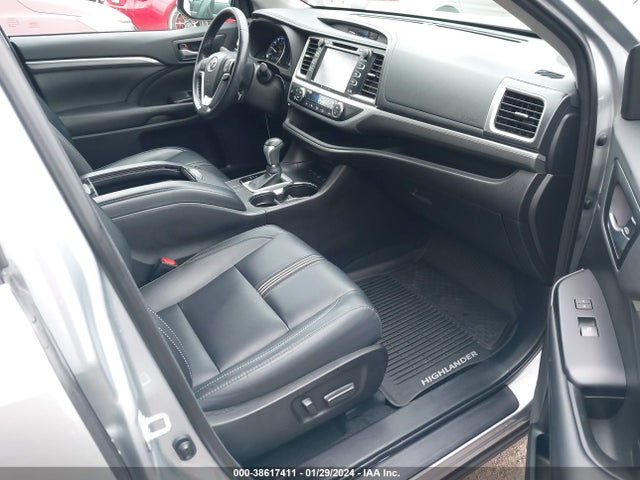 2018 TOYOTA HIGHLANDER SE VIN: 5TDJZRFH1JS541715