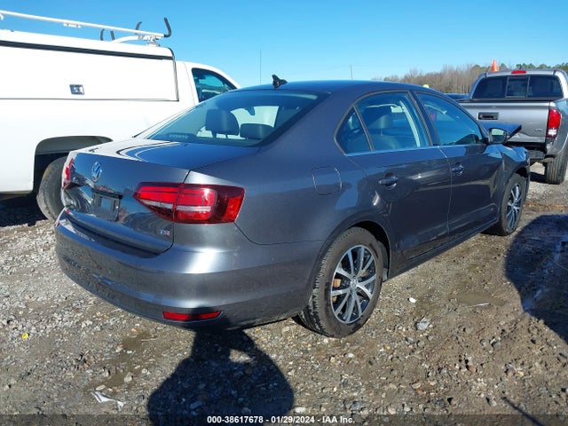 3VWDB7AJ7JM228827 Volkswagen Jetta 1.4t Se/1.4t Wolfsburg Edition