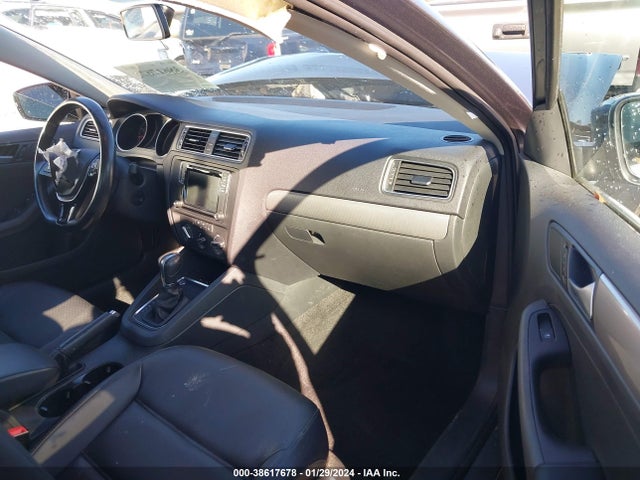 3VWDB7AJ7JM228827 Volkswagen Jetta 1.4t Se/1.4t Wolfsburg Edition