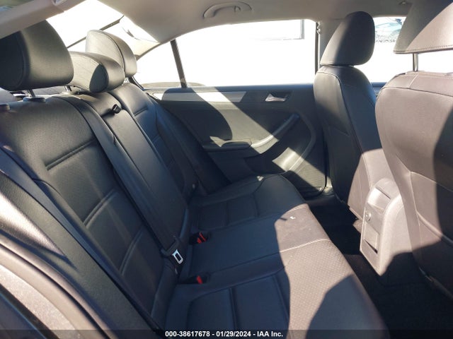 3VWDB7AJ7JM228827 Volkswagen Jetta 1.4t Se/1.4t Wolfsburg Edition
