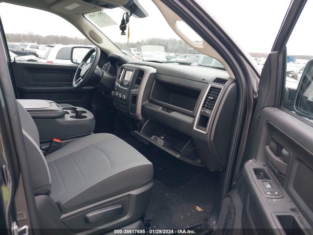 3C6RR7KGXMG670566 RAM 1500 Classic Tradesman  4x4 5'7 Box