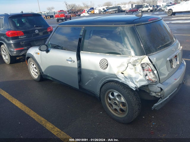 2005 MINI COOPER WMWRC33405TJ63667 Photo 2