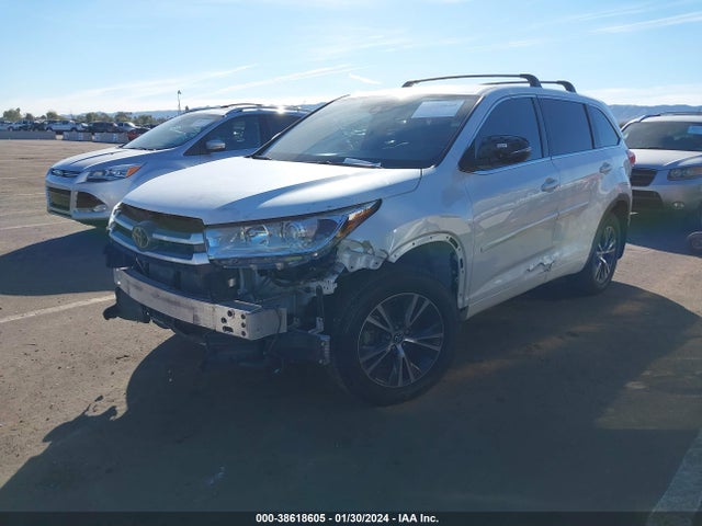 Toyota Highlander Le Plus 2018 5TDBZRFH3JS849859 Image 2