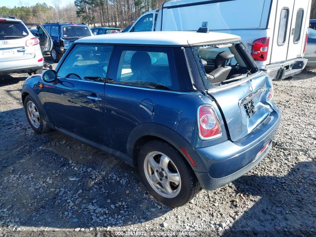 2011 MINI COOPER WMWSU3C56BT097483 Photo 2