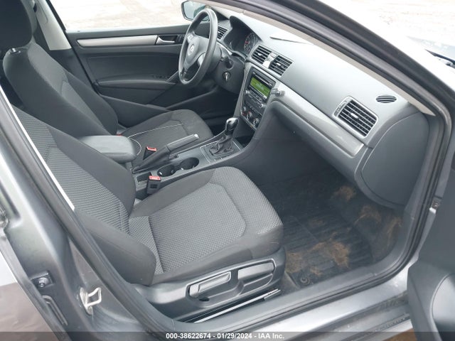 1VWAT7A3XFC100673 Volkswagen Passat 1.8t S