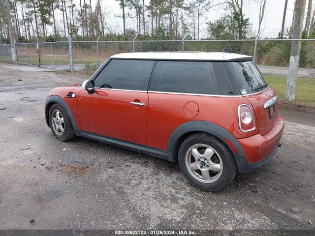 2011 MINI COOPER WMWSU3C56BTX96175 Photo 2
