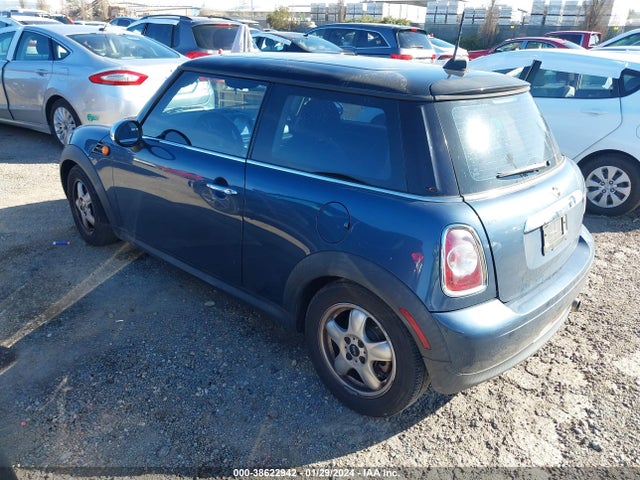 2011 MINI COOPER WMWSU3C52BT092913 Photo 2