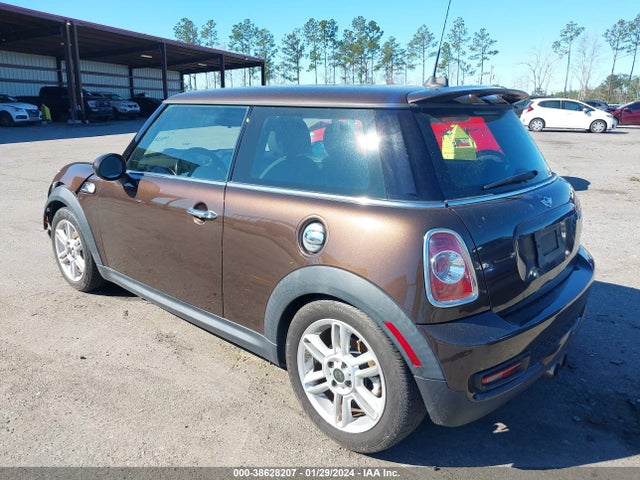 2011 MINI COOPER S WMWSV3C59BTY15864 Photo 2