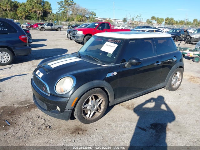 2010 MINI COOPER S WMWMF7C54ATZ70026 Photo 1