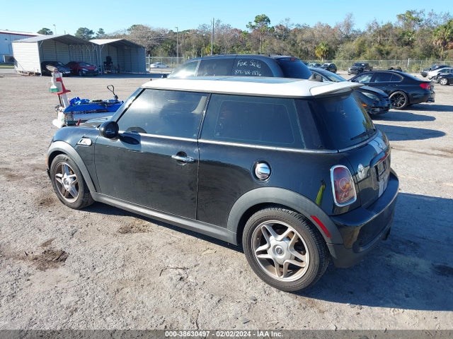 2010 MINI COOPER S WMWMF7C54ATZ70026 Photo 2