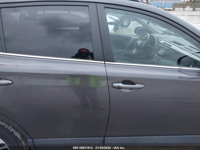 2018 TOYOTA RAV4 XLE VIN: 2T3RFREV6JW801673