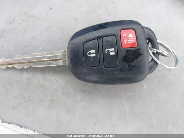 2015 TOYOTA RAV4 XLE VIN: 2T3RFREV2FW232246