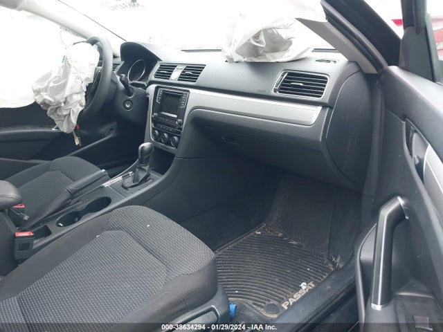 1VWAT7A38HC008156 Volkswagen Passat 1.8t S