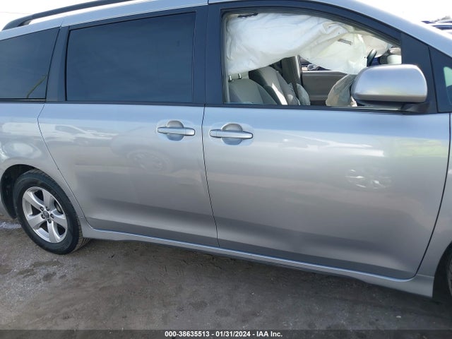 Toyota Sienna Le 8 Passenger 2018 5TDKZ3DC3JS910261 Image 14
