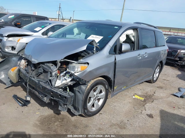 Toyota Sienna Le 8 Passenger 2018 5TDKZ3DC3JS910261 Image 2