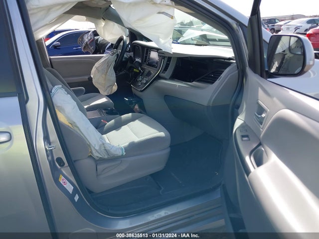 Toyota Sienna Le 8 Passenger 2018 5TDKZ3DC3JS910261 Image 5