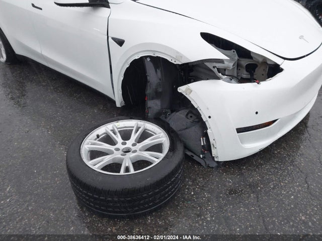 Tesla Model Y Long Range Dual Motor All-wheel Drive 2022 7SAYGDEE3NF371563 Image 6