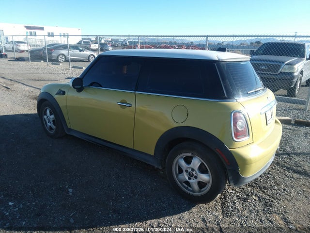 2010 MINI COOPER WMWMF3C53ATZ62847 Photo 2