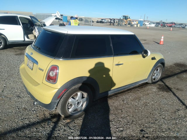 2010 MINI COOPER WMWMF3C53ATZ62847 Photo 3