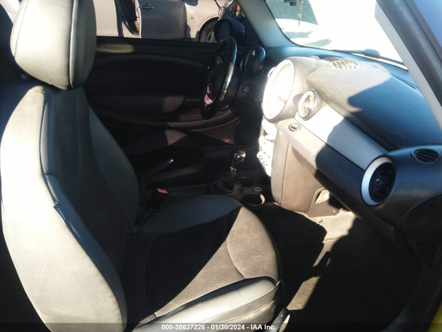 2010 MINI COOPER WMWMF3C53ATZ62847 Photo 4