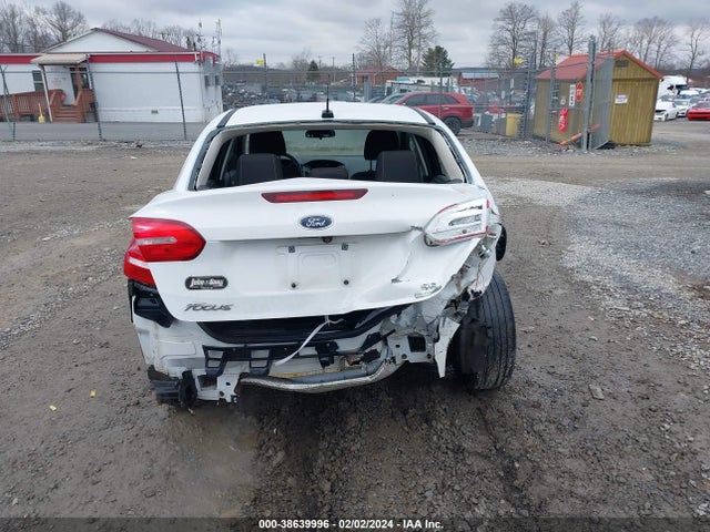 Ford FOCUS SE 2018 1FADP3FE9JL243801 Image 17