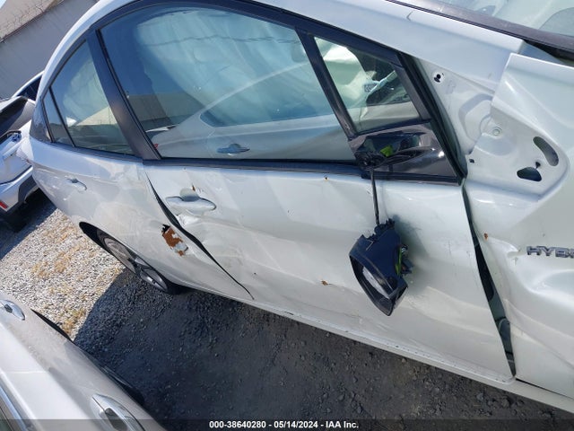 Toyota Prius Four Touring 2016 JTDKARFUXG3019667 Image 14