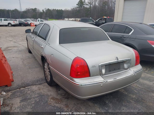 2003 LINCOLN TOWN CAR SIGNATURE/SIGNATURE PREMIUM VIN: 1LNHM82W03Y640752
