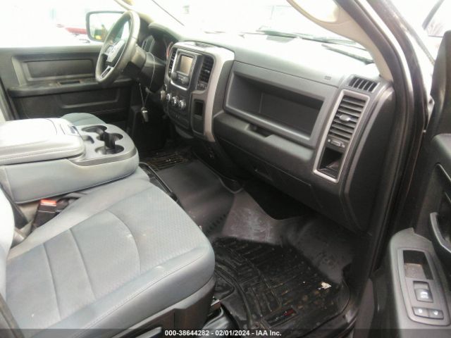 1C6RR7KG2HS829059 RAM 1500 Express  4x4 5'7 Box
