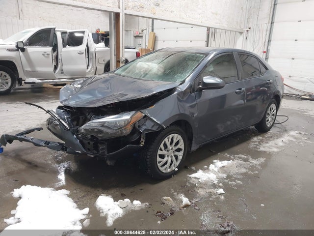 Toyota COROLLA LE 2018 5YFBURHE5JP810975 Image 2