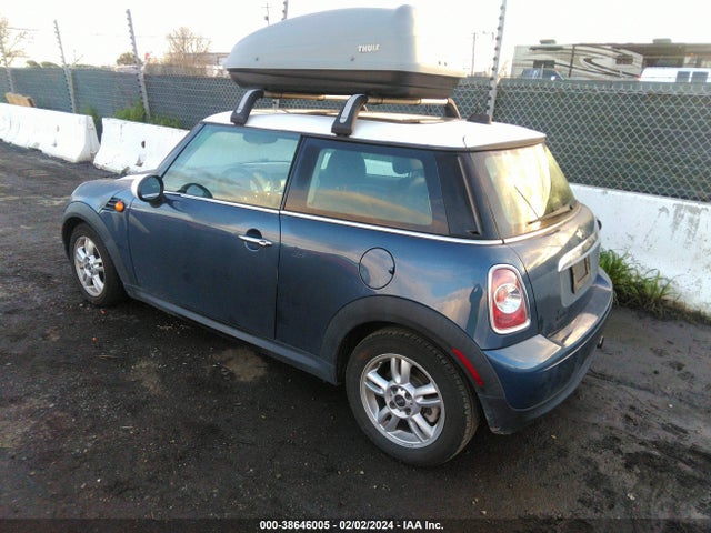2011 MINI COOPER WMWSU3C56BT092378 Photo 2