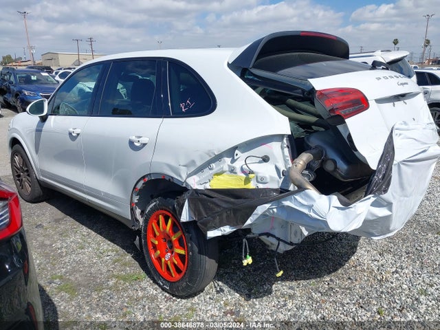 2017 PORSCHE CAYENNE WP1AA2A28HKA85438 Photo 2