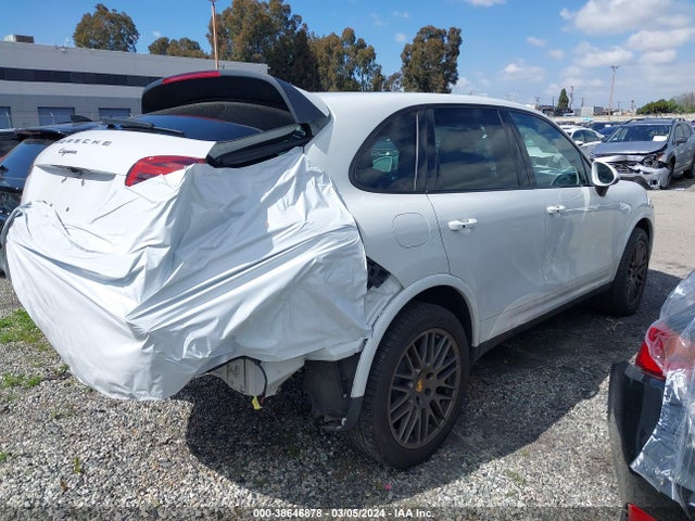 2017 PORSCHE CAYENNE WP1AA2A28HKA85438 Photo 3