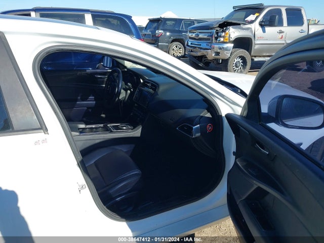 2017 JAGUAR XE SAJAR4BG0HA975536 Photo 4