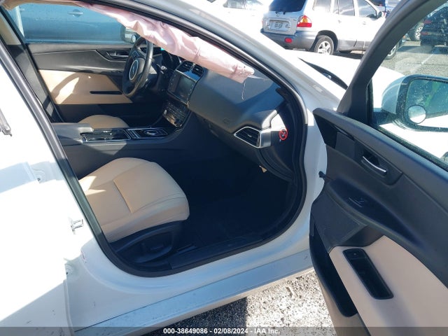 2018 JAGUAR XE SAJAR4FX6JCP31281 Photo 4