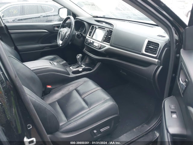 2018 TOYOTA HIGHLANDER SE VIN: 5TDJZRFH0JS864041