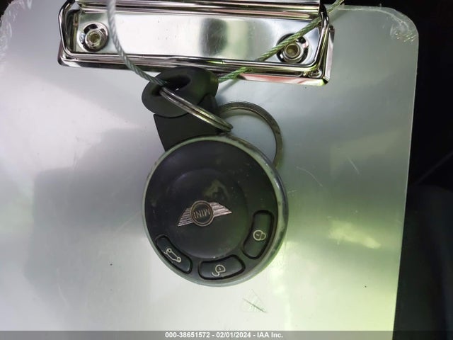 2010 MINI COOPER WMWMF3C54ATU78525 Photo 10