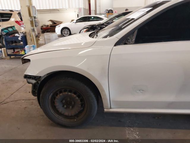 1VWAT7A32FC077602 Volkswagen Passat 1.8t S
