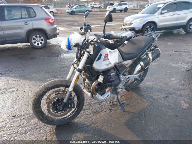 2022 MOTO GUZZI V85 TT ZGUKYUB03NM000318 Photo 1