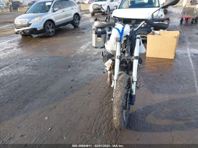 2022 MOTO GUZZI V85 TT ZGUKYUB03NM000318 Photo 4