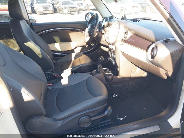 2010 MINI COOPER CLUBMAN WMWML3C54ATX39449 Photo 4