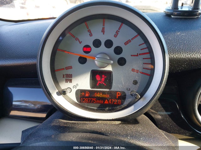 2010 MINI COOPER CLUBMAN WMWML3C54ATX39449 Photo 6